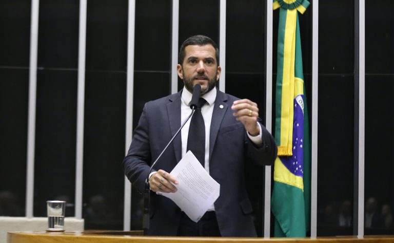 Deputado Carlos Jordy (PL-RJ) fala no Plenário da Câmara dos Deputados