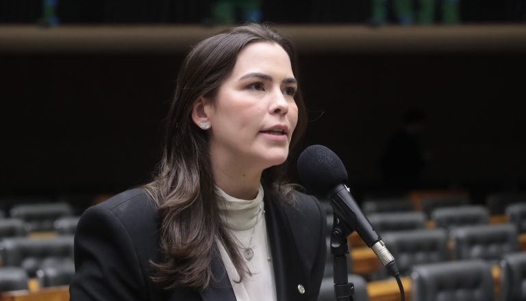 Comissão aprova política de atendimento a brasileiras emigrantes em repartições consulares – Notícias