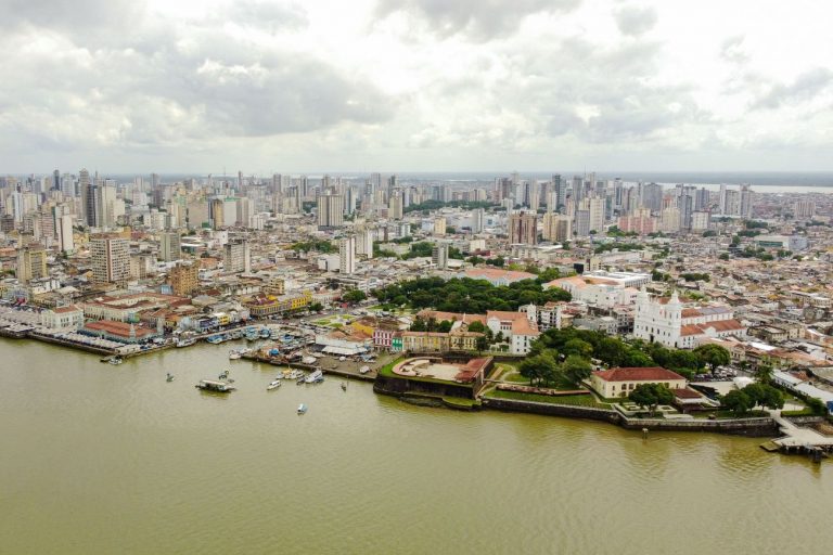 Vista aérea de uma cidade à beira de um rio