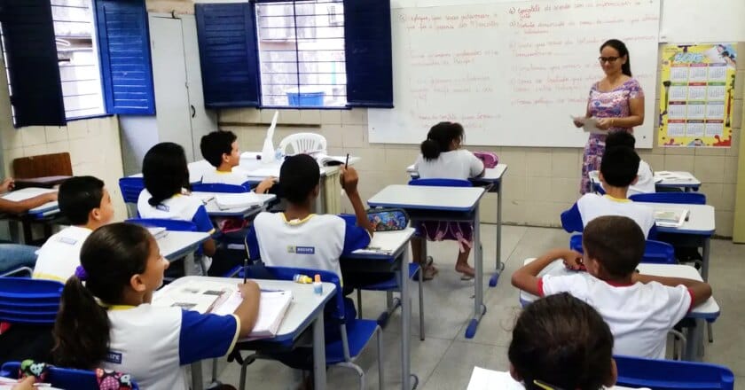 Só metade das escolas públicas têm projetos antirracistas, aponta ONG
