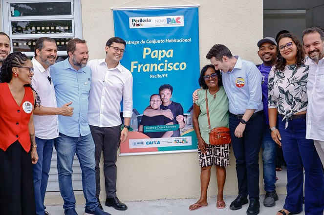 Ministro Jader Filho ao lado de beneficiários do Minha Casa, Minha Vida 
