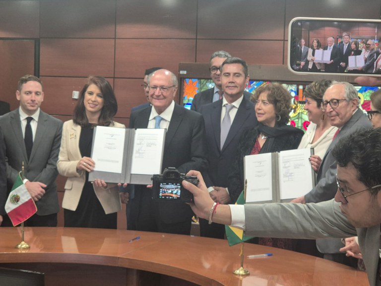 Brasil e México firmam acordos em vacinas com RNA mensageiro e regulação sanitária