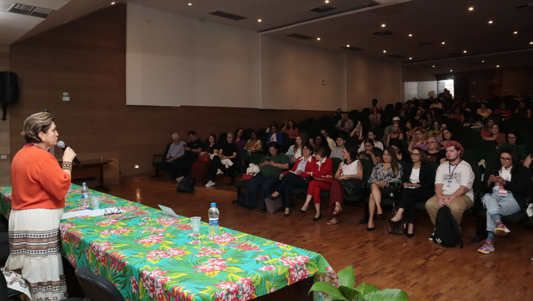 Em Londrina, ministra Márcia Lopes encerra III Simpósio sobre Feminicídios na UEL