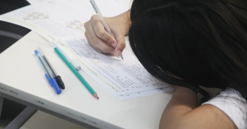 Curso gratuito prepara estudantes de todo o país para o Encceja