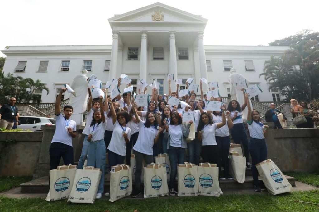 Jovem Cidadão Carioca: alunos das escolas municipais são premiados com notebooks