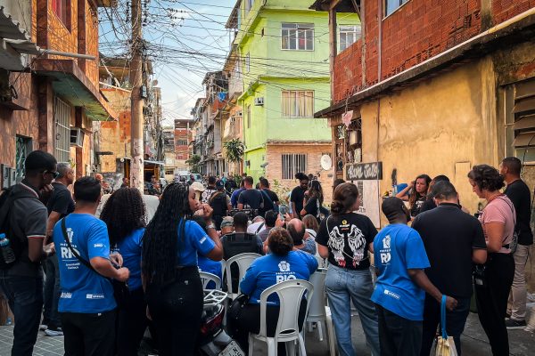 Jovens do Pacto pela Juventude visitam set de gravação de produção brasileira