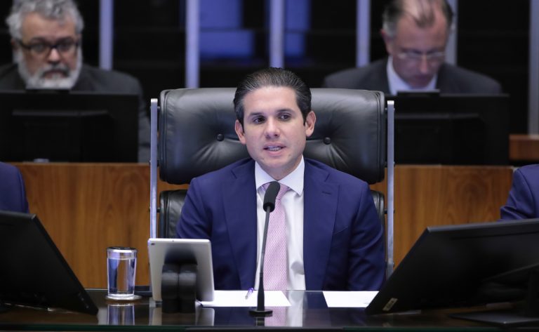 Motta preside a sessão do Plenário