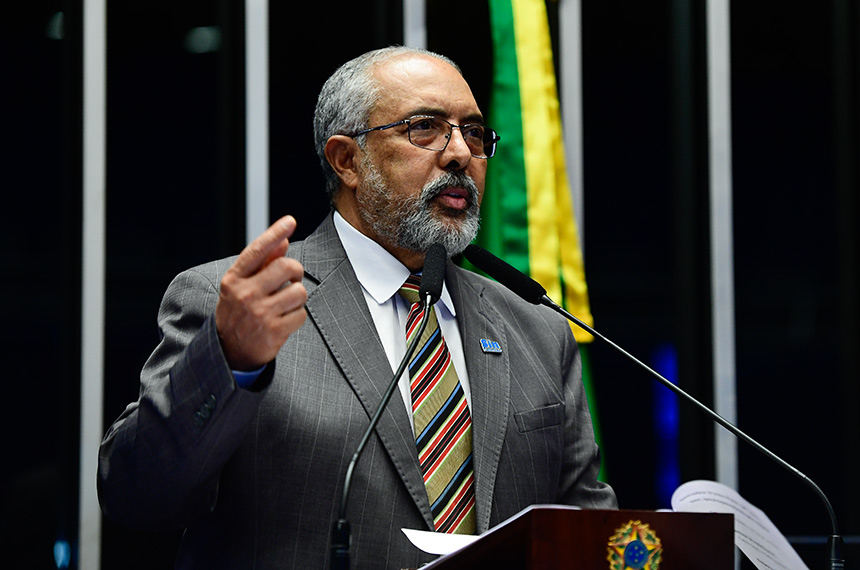 À tribuna, em discurso, senador Paulo Paim (PT-RS).