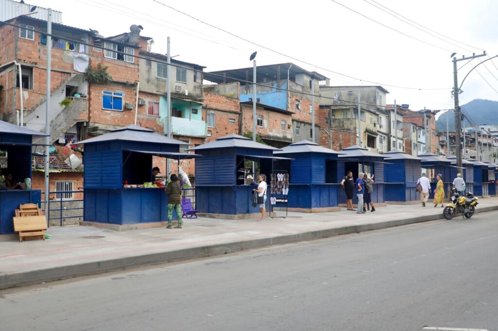 Prefeitura entrega 100 quiosques e revitaliza calçadão da Via Light em Rio das Pedras