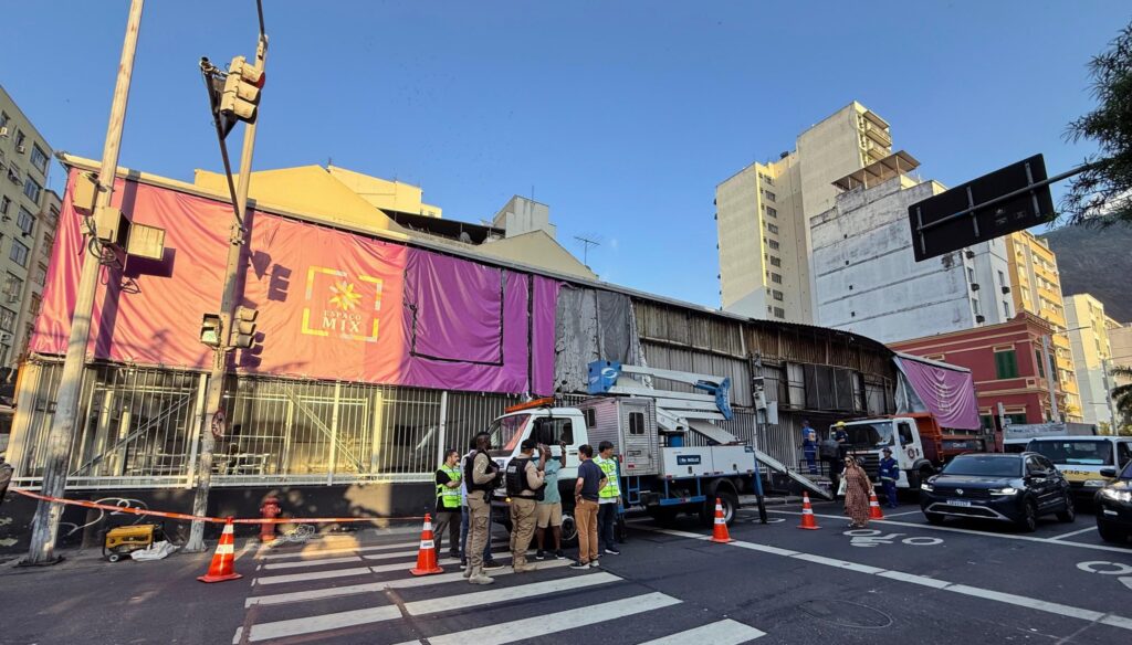 Prefeitura realiza demolição de imóvel irregular em Botafogo