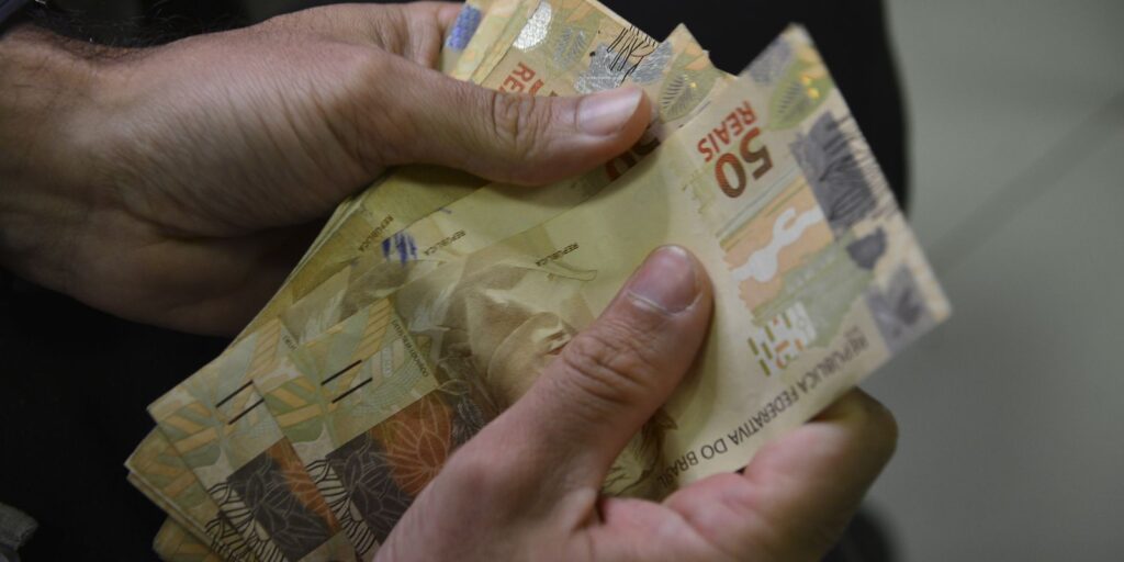 Proposta do Orçamento de 2026 prevê salário mínimo de R$ 1.631