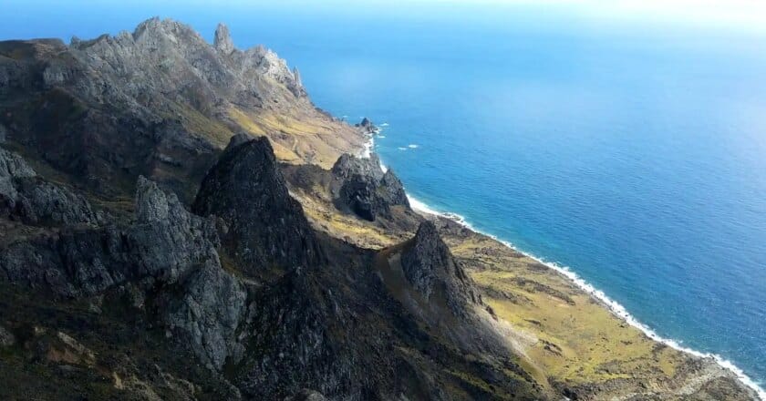 Estudo encontra rochas compostas de plástico na Ilha da Trindade