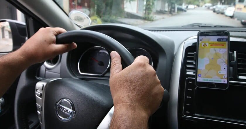 Motoristas de aplicativos, como Uber e 99, fazem greve em todo o país