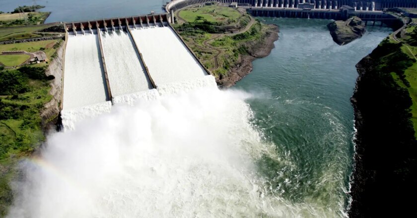 Itaipu abre vertedouro para escoar excesso de água