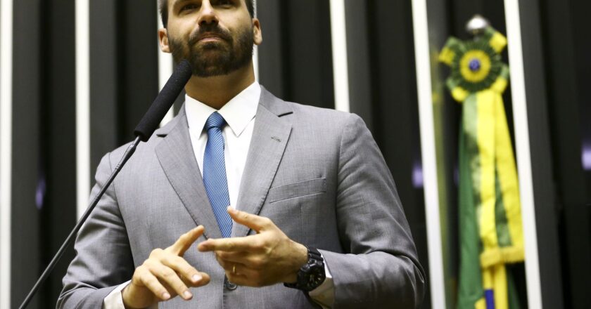 Professora pede abertura de investigação contra Eduardo Bolsonaro