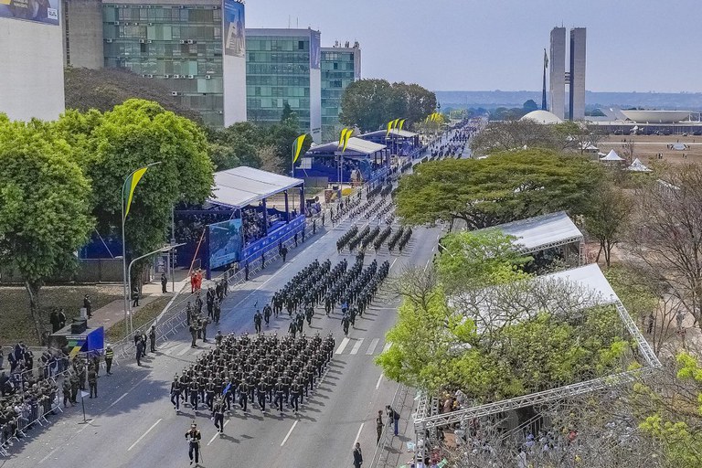 Desfile na Esplanada traz estudantes do Pé-de-Meia, Zé Gotinha, brigadistas florestais e atletas paraolímpicos