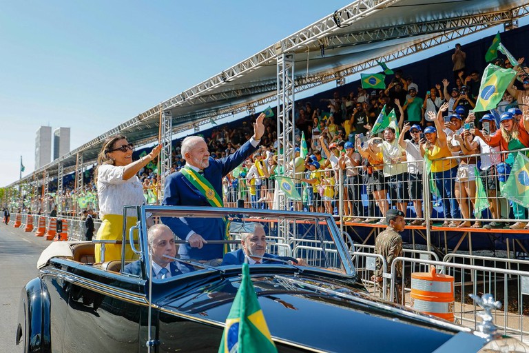Desfile de 7 de Setembro realça soberania e atrai famílias para celebrar a independência