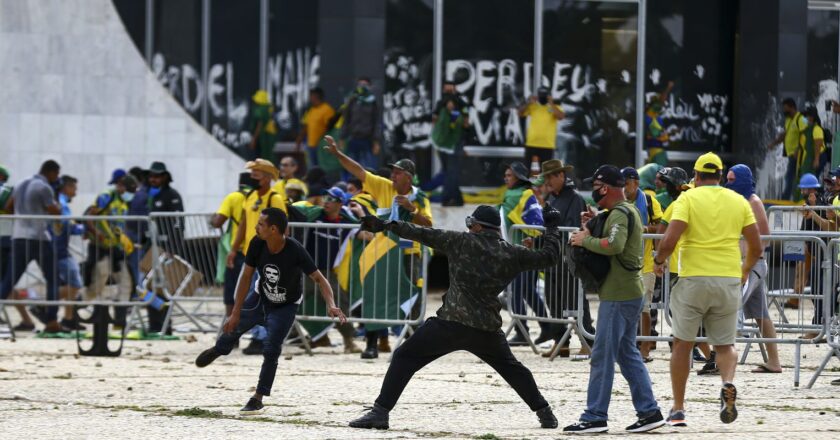 Manifestantes invadem Congresso, Palácio do Planalto e STF