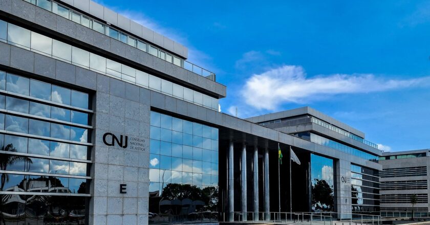 CNJ afasta desembargador que falou em mulheres loucas atrás de homens