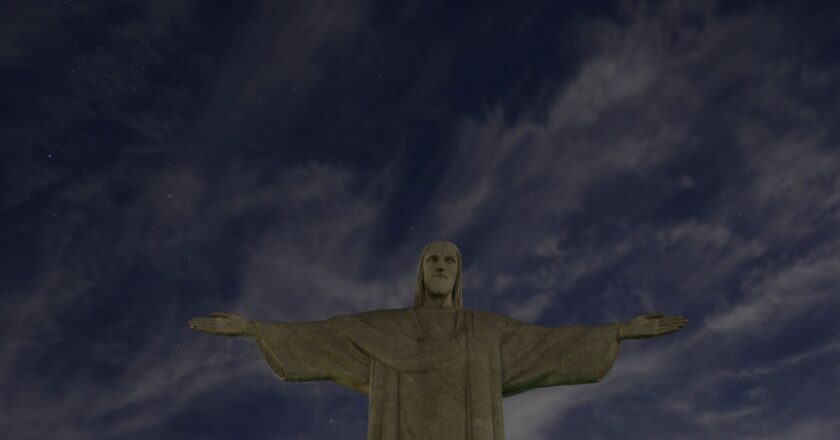 Cristo Redentor apaga luzes por uma hora em solidariedade a Vini Jr.