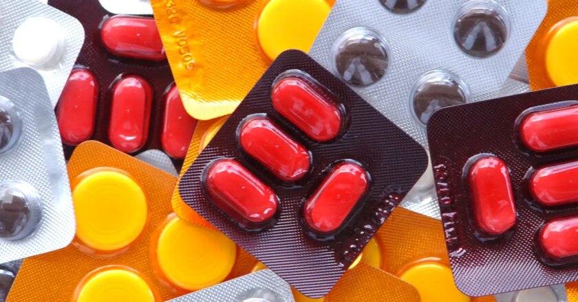 Falta de informação leva transexuais à automedicação, diz médica