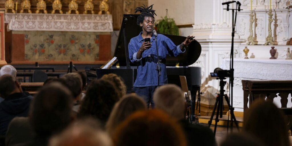 Arte é resistência e esperança, diz poeta haitiano Jean D'Amérique