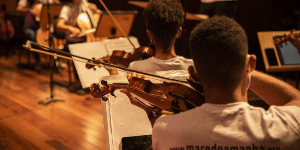 Aulas gratuitas de música são oferecidas no Complexo da Maré