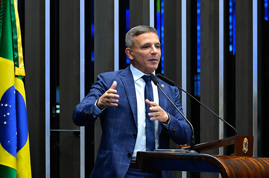 À tribuna, em discurso, senador Marcio Bittar (PL-AC).