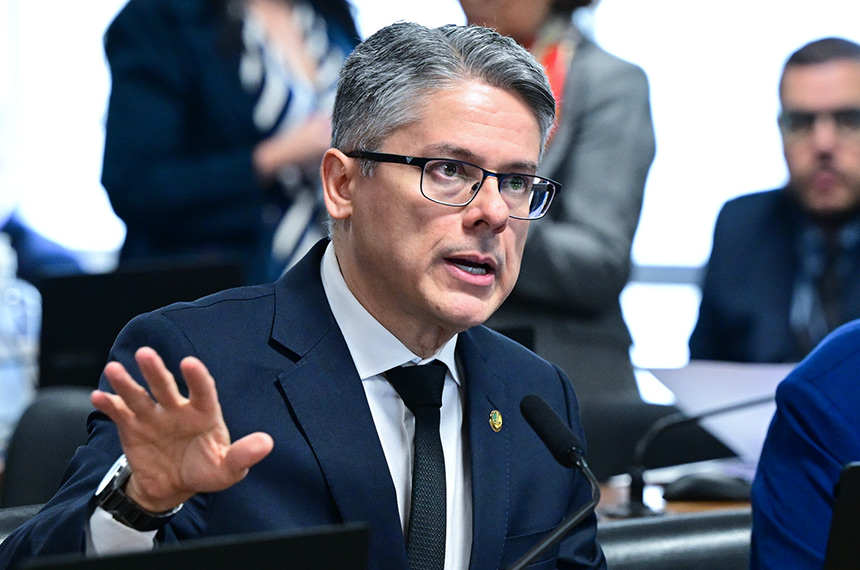 CCJ rejeita PEC que exige autorização para ação penal contra parlamentares