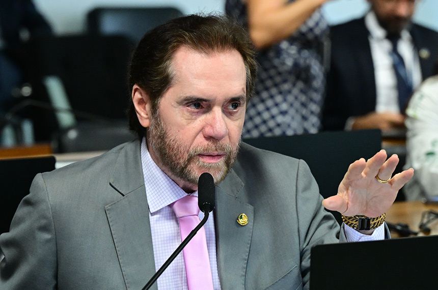 Em pronunciamento, à bancada, senador Plínio Valério (PSDB-AM).