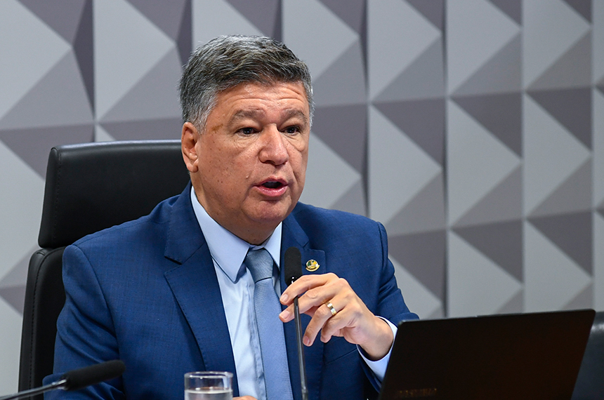 Presidente da CPMI - INSS, senador Carlos Viana (Podemos-MG) em pronunciamento à mesa.