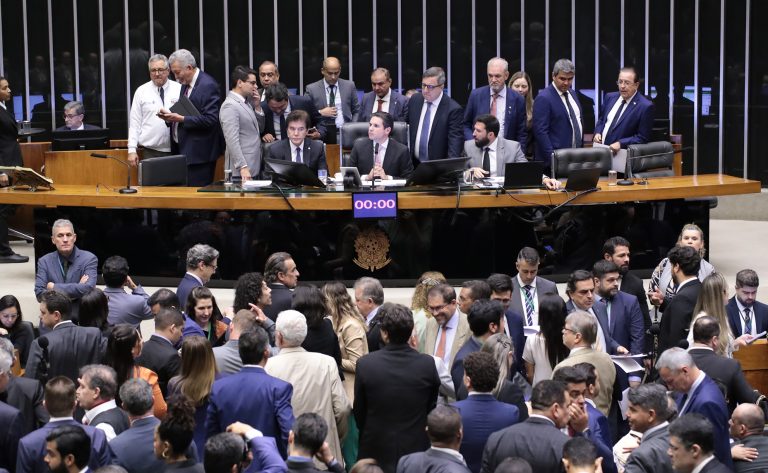 Discussão e votação de propostas legislativas.
