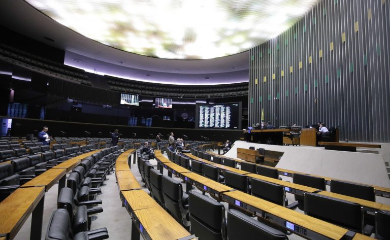Discussão e votação de propostas legislativas.