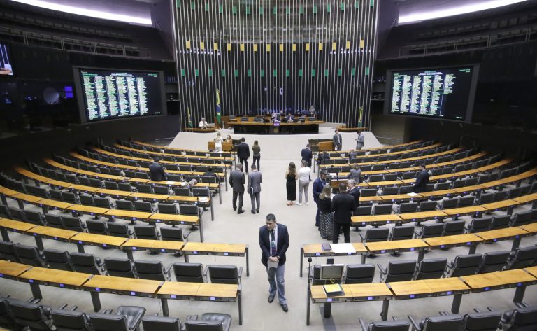Deputados reunidos no plenário