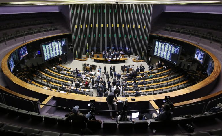 Discussão e votação de propostas legislativas.