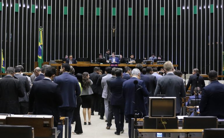 Deputados reunidos no plenário