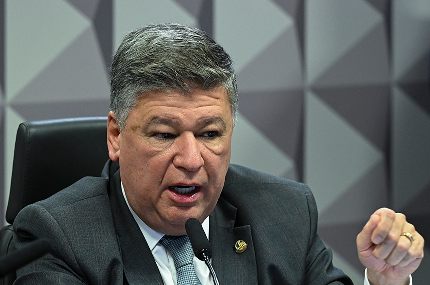 Carlos Viana expressa indignação com decisões que interferem com CPMI