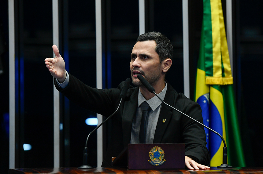 Senador Cleitinho (Republicanos-MG) em discurso à tribuna.