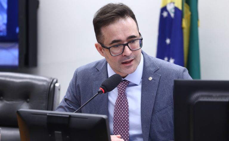 Deputado Bruno Ganem fala ao microfone