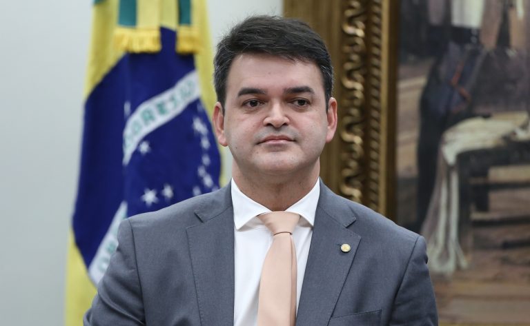 Deputado Rubens Pereira Júnior fala ao microfone