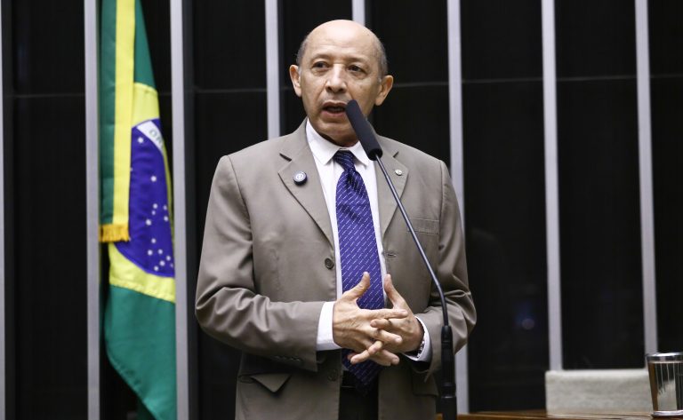 Deputado Alfredinho fala ao microfone