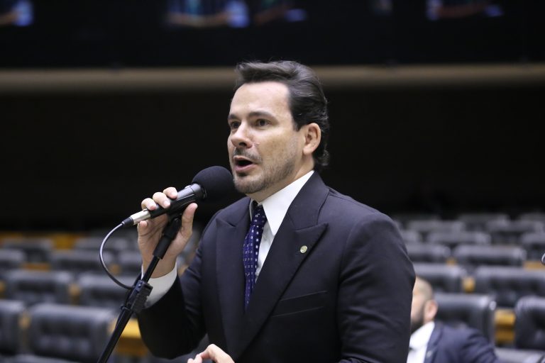 Deputado Capitão Alberto Neto fala ao microfone