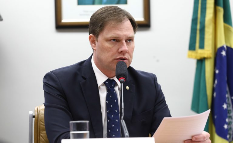 Deputado Lucas Redecker fala ao microfone