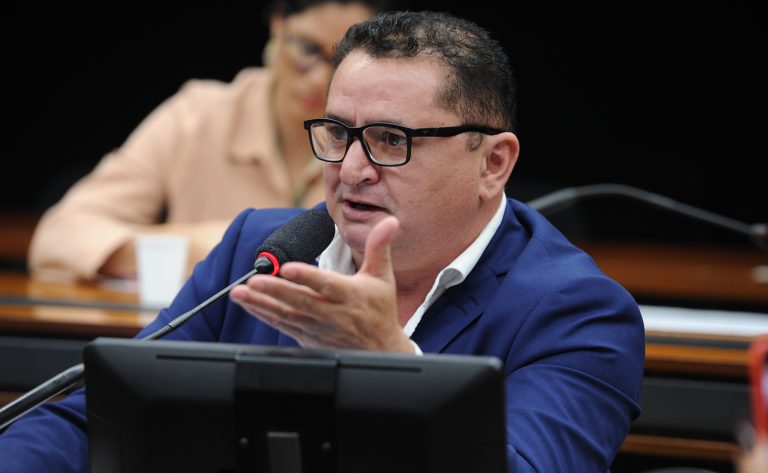 Deputado Professor Reginaldo Veras fala ao microfone
