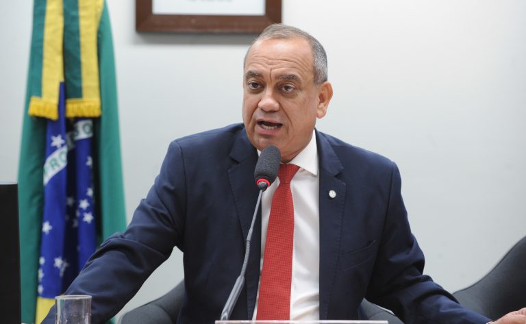 Deputado Max Lemos (PDT-RJ) fala em comissão da Câmara dos Deputados