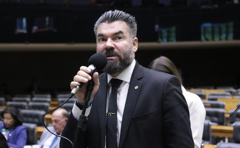 Deputado Delegado Caveira (PL-PE) fala no Plenário da Câmara dos Deputados