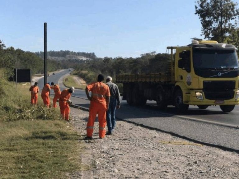 Funcionários instalam redutor de velocidade em estrada