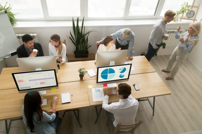 Pessoas reunidas numa sala