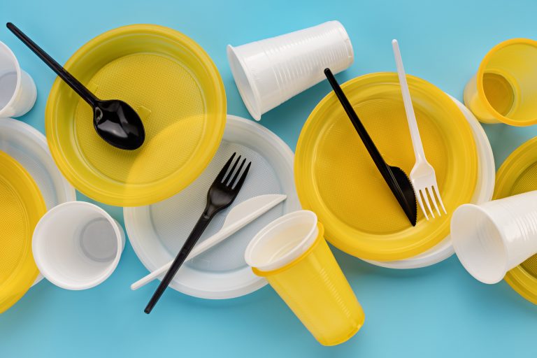 Um conjunto de utensílios plásticos descartáveis.