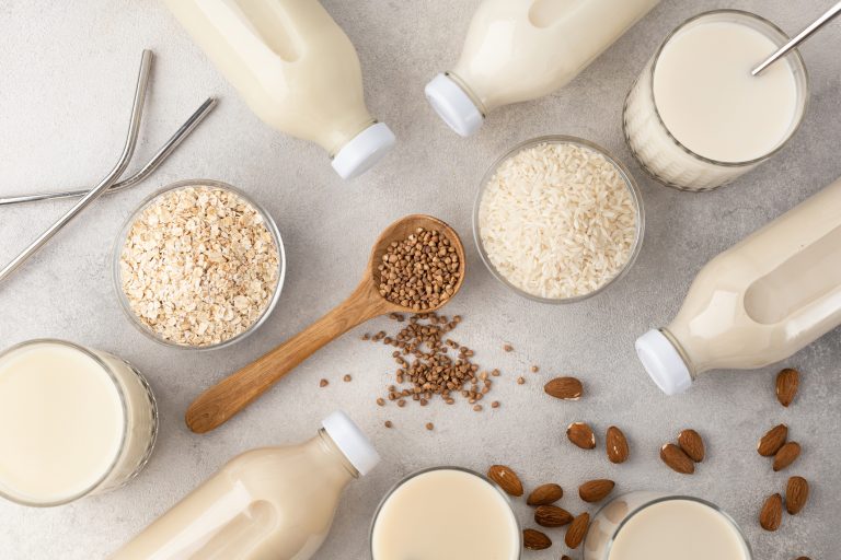Garrafas e copos de alternativas de leite vegetais